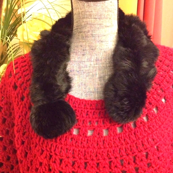 NEW "THE MICHELLE" HANDMADE FUR COLLAR PONCHO - Picture 4 of 8